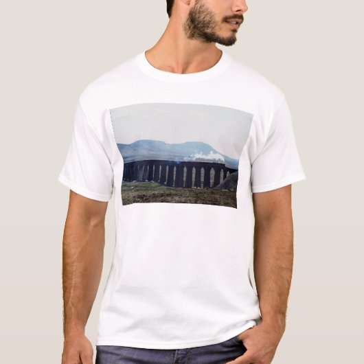 Ribbleheadの陸橋、Eの列車"緑の矢"を蒸気を発して下さい Tシャツ (正面)
