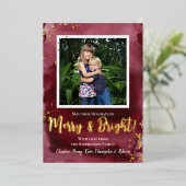 Rich Burgundy Gold Splatter Photo Holiday Greeting 箔シーズンカード (立ち正面)