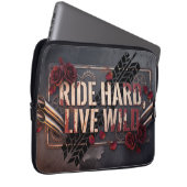 ride hard live wild ラップトップスリーブ (正面右)