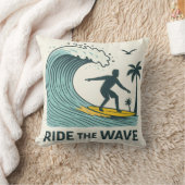 Ride the Wave Throw Pillow Gift for Surf Lovers Be クッション (ブランケット)