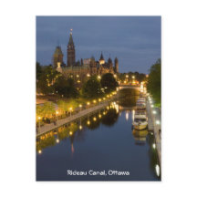Rideau Canal and the Parliament建物at Night