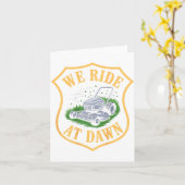 Riding Lawn Mower We Ride At Dawn Funny Lawn Mowin カード (黄色い花)