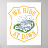Riding Lawn Mower We Ride At Dawn Funny Lawn Mowin ポスター (正面)
