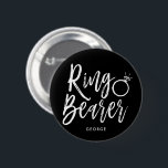 Ring Bearer |スクリプトスタイルBlkカスタムウェディング 缶バッジ<br><div class="desc">この名前をカスタムするボタ感じンでリングベアラを特別に作りなさい。台本スタイル文字に「リングベラー」というエレガント言葉が登場する。その下に彼の名前やイニシャルの場所がある。</div>