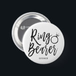 Ringbearer |の原稿のスタイルのカスタムな結婚式 缶バッジ<br><div class="desc">あなたの結婚式で指輪を運んで来る人の感じをこの名前をカスタムするボタンと余分に特別にさせて下さい。

それはエレガントな原稿のスタイルの文字の単語"Ringbearer"を特色にします。 これの下に彼の名前またはイニシャルのための点はあります。</div>