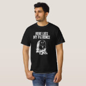 RIPここに私の忍耐の墓石おもしろいのレトロ Tシャツ (正面フル)