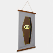 RIPハロウィーンのドゥームの棺 吊り下げ型タペストリー (傾斜あり)