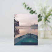 River Borneoのミニマルなミスティ・ボート旅行写真 ポストカード (スタンド正面)