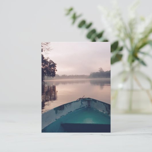 River Borneoのミニマルなミスティ・ボート旅行写真 ポストカード (スタンド正面)