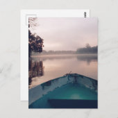 River Borneoのミニマルなミスティ・ボート旅行写真 ポストカード (正面/裏面)