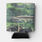 River Pike Fish Waterの澄ん写真 缶クーラー (正面)