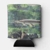 River Pike Fish Waterの澄ん写真 缶クーラー (裏面)