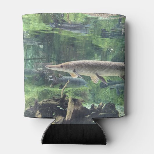 River Pike Fish Waterの澄ん写真 缶クーラー (裏面)