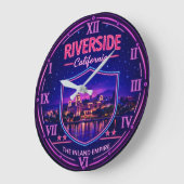 Riverside California Skyline ラージ壁時計 (傾斜)