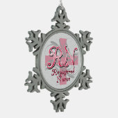 RNの公認看護師、ピンクの十字の渦巻 スノーフレークピューターオーナメント (左)