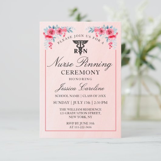 RNナースピンクフローラピンニング式と花 招待状 (スタンド正面)