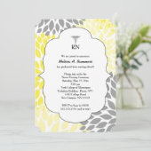RNナースピン止め式招待状黄灰色 招待状 (スタンド正面)