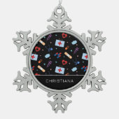 RNパーソナライズされたナース |医師の医療パターン スノーフレークピューターオーナメント (正面)