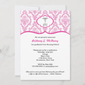 RN BSNのダマスク織の赤紫の看護学生の卒業 招待状 (正面)