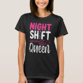 RN CNA Nurse Appreciation Night Shift Queeen Nursi Tシャツ (正面)