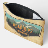 Road Trips & Shenanigans Outdoor Patch Zipper Bag アクセサリーポーチ (見開き)