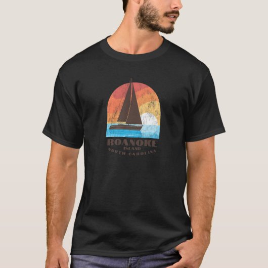 Roanoke Island, NC Vacationing Sailboating Sunrise Tシャツ (正面)