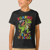 Roaring into 100 Days of School Dinosaur– Fun Kids Tシャツ (正面)