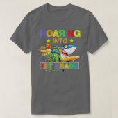 Roaring Into 1st Grade Dinosaur Shark Back to Scho Tシャツ (デザイン正面)