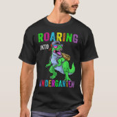 Roaring Into Kindergarten Dinosaur 1st Day Back To Tシャツ (正面)