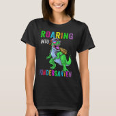 Roaring Into Kindergarten Dinosaur 1st Day Back To Tシャツ (正面)