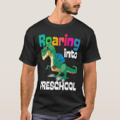 Roaring Into Preschool Dinosaur Teacher Pre K Back Tシャツ (正面)