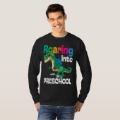 Roaring Into Preschool Dinosaur Teacher Pre K Back Tシャツ (正面フル)