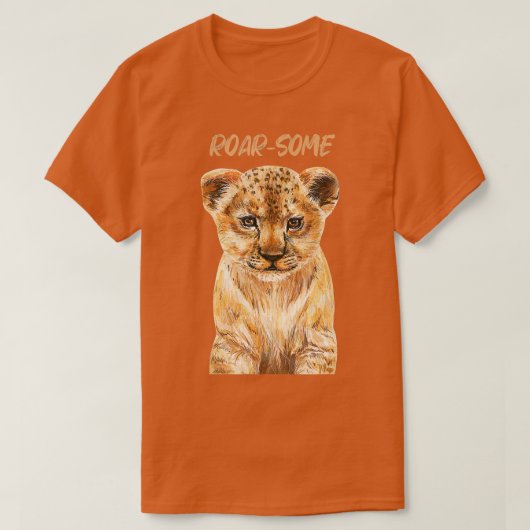 ROARSOMEかわいいライオンCUBベビーライオンサファリワイルドアニマ Tシャツ (デザイン正面)