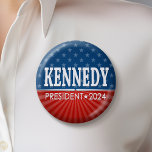 Robert F Kennedy JR 2024 – スターストライプズ 缶バッジ<br><div class="desc">2024年の選挙でケネディデザインが大統領ランニングに与えた愛国的なスターとストライプの。</div>