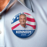 Robert F Kennedy JR 2024 – フラグの背景 缶バッジ<br><div class="desc">クラシックのデザインで、ケネディの名前と旗を背景に振る写真。2024年の選挙でケネディデザインが大統領ランニングに与えた愛国的なスターとストライプの。</div>