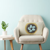 Robin Eggs in Nest装飾用クッション:クリーム ランバークッション (椅子)