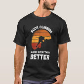 Rock Climbing Retro Sunset Makes Everything Better Tシャツ (正面)