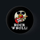 Rock n Roll Funny Sushi Roll Pun Dark BG 缶バッジ<br><div class="desc">Rock n Roll Funny Sushi Roll Pun features a cute cool sushi roll rocking out with his electric guitar. Perfect pun gift for family and friends who love cute rocker sushi puns.</div>