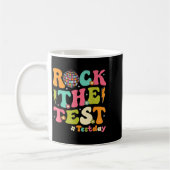 Rock The Test Testing Day Retro Motivational Teach コーヒーマグカップ (左)