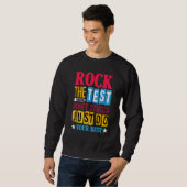 Rock The Test Testing Day Retro Motivational Teach スウェットシャツ (正面フル)