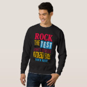 Rock The Test Testing Day Retro Motivational Teach スウェットシャツ (正面フル)