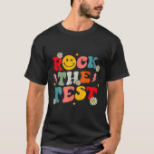 Rock The Test Testing Day Retro Motivational Teach Tシャツ (正面)
