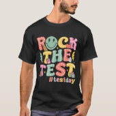 Rock The Test Testing Day Retro Motivational Teach Tシャツ (正面)
