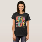 Rock The Test Testing Day Retro Motivational Teach Tシャツ (正面フル)
