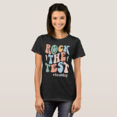 Rock The Test Testing Day Retro Motivational Teach Tシャツ (正面フル)