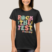 Rock The Test Testing Day Retro Motivational Teach Tシャツ (正面)