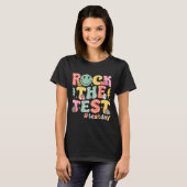 Rock The Test Testing Day Retro Motivational Teach Tシャツ (正面フル)