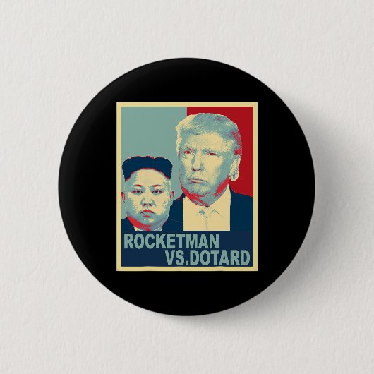 Rocketman Vs ドタバタ老人 キム・ジョンウン おもしろ トランプ 私 缶バッジ (正面)