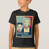 Rocketman Vs The Dotard Kim Jong Un Funny Trump Me Tシャツ (正面)
