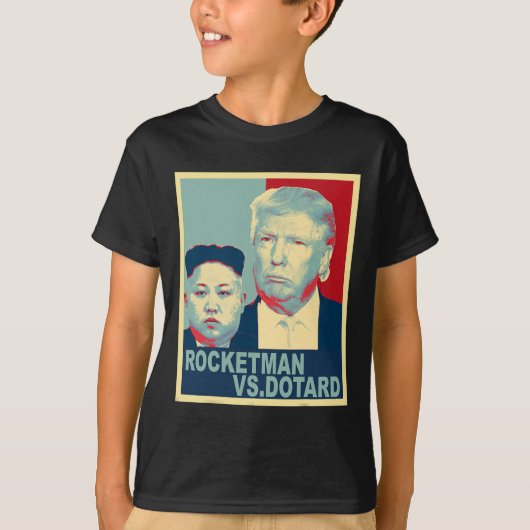Rocketman Vs The Dotard Kim Jong Un Funny Trump Me Tシャツ (正面)